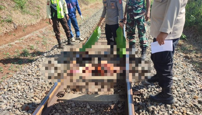 Polsek Cibatu Evakuasi Korban Kecelakaan Kereta Api