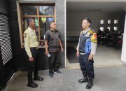 Bhabinkamtibmas melaksanakan giat door to door ke warga binaan sesuai keluarahan di Wilkum Polsek Andir