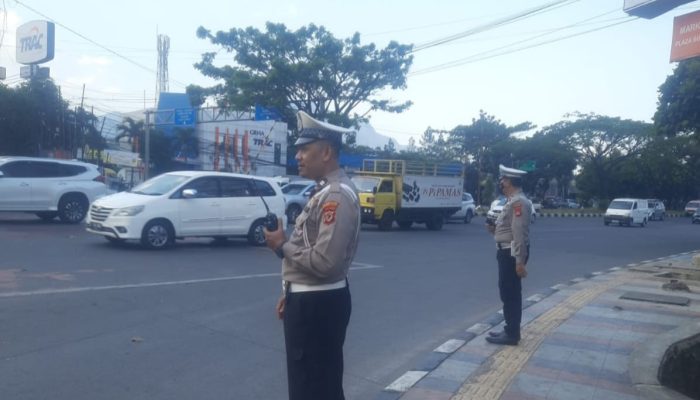 Personil Unit lantas dan Unit Samapta Polsek Cinambo melaksanakan kegiatan rutin pelayanan masyarakat berupa pengaturan lalulintas sore hari