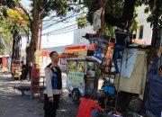 Bhabinkamtibmas melaksanakan giat door to door ke warga binaan sesuai keluarahan di Wilkum Polsek Andir