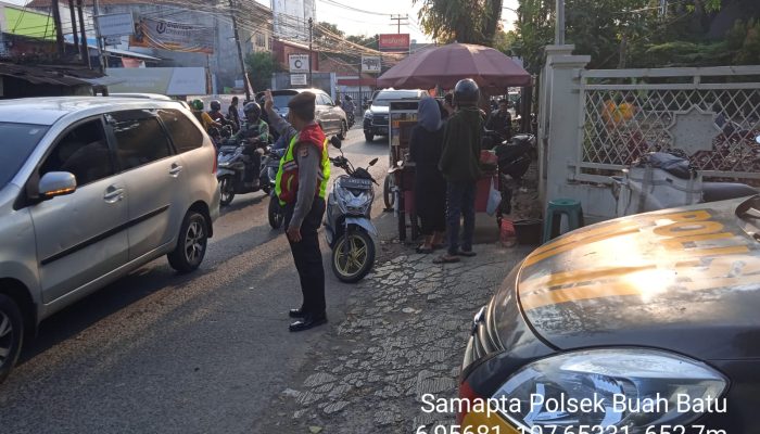 Anggota Samapta Polsek Buah Batu melaksanakan kegiatan Pengaturan Lalu Lintas Sore Hari di wilayah hukum Polsek Buah Batu