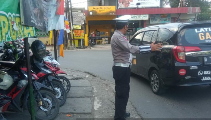 Anggota Polsek Gedebage masih hadir di lapangan utuk melakukan pelayanan