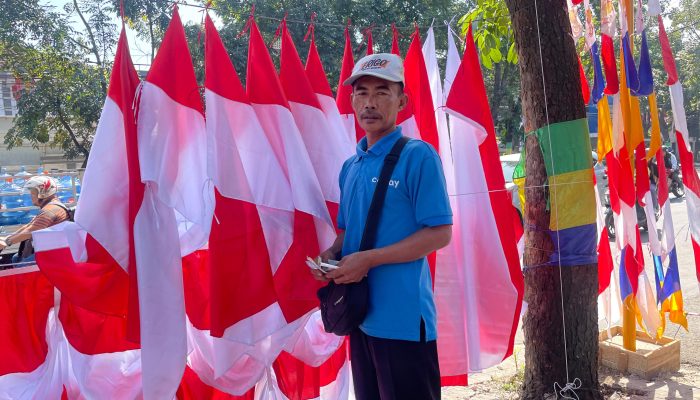 Jelang Hari Kemerdekaan, Penjual Bendera Merah Putih Marak di Kota Bandung