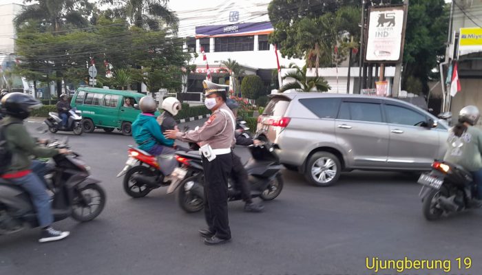 Antisipasi Kemacetan pagi Personil Lantas Polsek Ujungberung Melaksanakan Pengaturan Arus Lalin