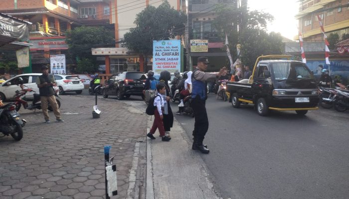 Antisipasi Kemacetan pagi Personil Unit Binmas Polsek Arcamanik Melaksanakan Penjagaan Pengaturan Arus Lalin