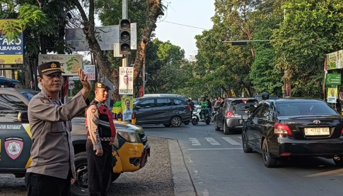 Antisipasi Kemacetan pagi Personil Samapta Polsek Arcamanik Melaksanakan Penjagaan Pengaturan Arus Lalin