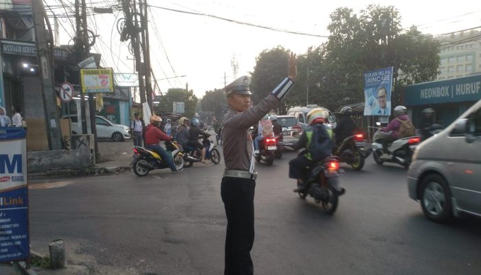 Unit lantas Polsek Babakan Ciparay laksanakan giat gatur pagi