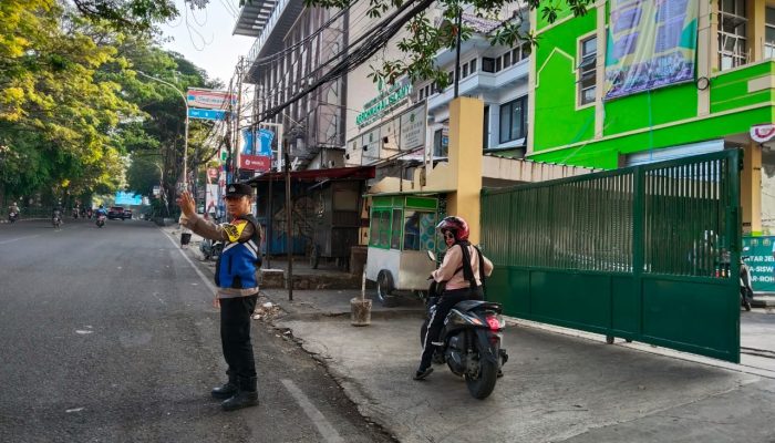 Bhabinkamtibmas Polsek Sukajadi Bripka Wawan Heri Yanmas Pagi Didepan Gerbang Sekolah Ar – Rohmah