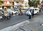 Bhabinkamtibmas Polsek Sukajadi Polrestabes Bandung Rutinitas Gatur Lalin Pagi Sebagai Wujud Pengabdian Kepada Masyarakat