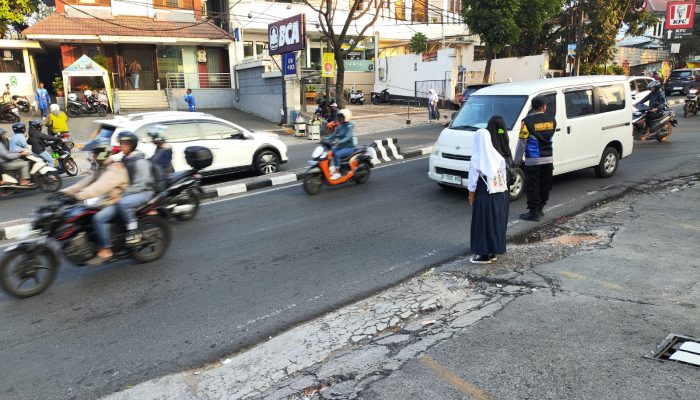 Bhabinkamtibmas Polsek Sukajadi Polrestabes Bandung Rutinitas Gatur Lalin Pagi Sebagai Wujud Pengabdian Kepada Masyarakat