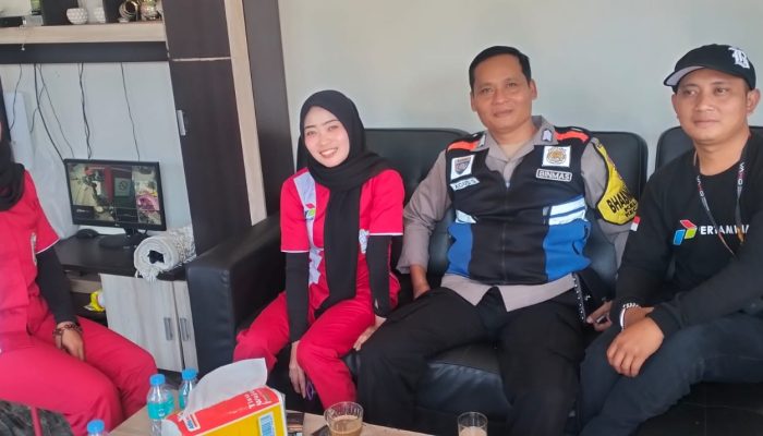 Bhabinkamtibmas Kelurahan Isola Polsek Sukasari Lakukan Giat Sambang Door to Door System dan Himbauan Kamtibmas