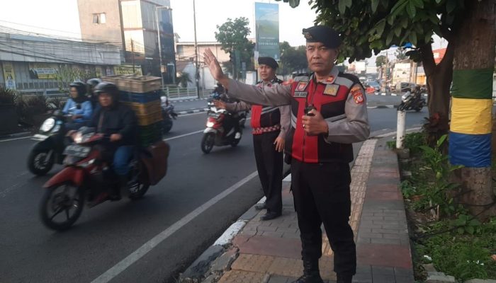 Guna Wujudkan Kamseltibcarlantas, Personil QR Samapta Polsek Babakan Ciparay Lakukan Pengaturan Lalulintas Pagi Hari