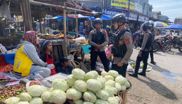 Jaga Keamanan, Sat Samapta Polres Garut Patroli Pasar Tradisional