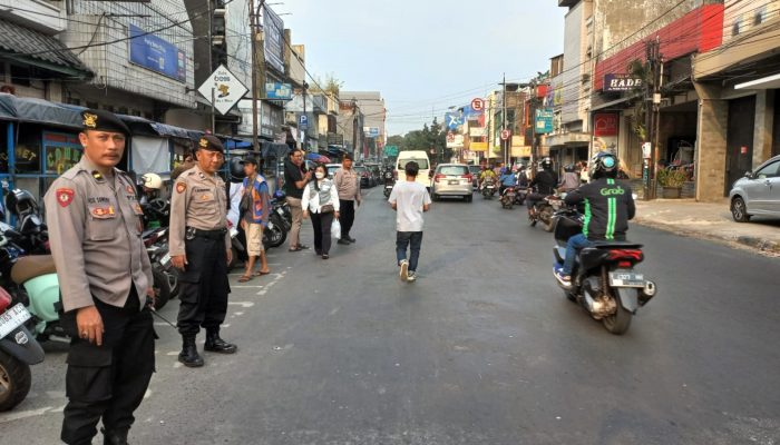 Cipta Kamseltibcarlantas Kondusif, Personil Unit Samapta Polsek Astanaanyar Laksanakan Gatur Lalulintas Sore