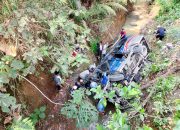 Polsek Singajaya Evakuasi Laka Lantas Mikrobus Masuk Jurang