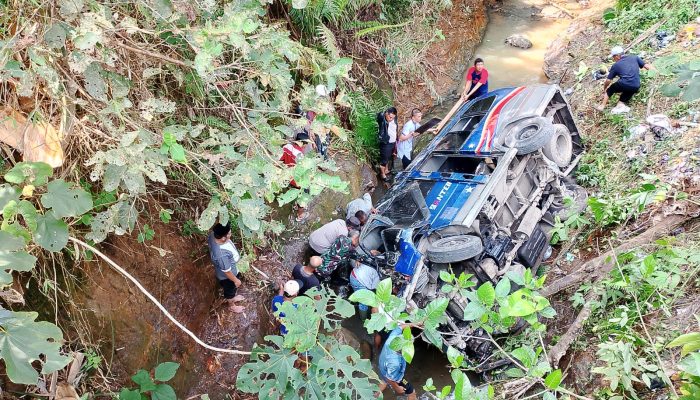 Polsek Singajaya Evakuasi Laka Lantas Mikrobus Masuk Jurang