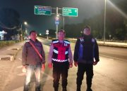 Kegiatan kepolisian yang di tingkatkan Antisipasi Gangguan Kamtibmas dan Kejahatan Malam Lainnya Personel Polsek Bojongloa kidul Lakukan Patroli dan Pemantauan Malam Hari