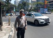 Unit Lantas Polsek Cicendo Polrestabes Bandung Laksanakan Pelayanan dengan Pengaturan lalu lintas di Pos Istana Plaza