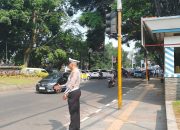Unit Lantas Polsek Cicendo Polrestabes Bandung Laksanakan Pengaturan lalu lintas di Pos Cemerlang untuk Pelayanan Masyarakat