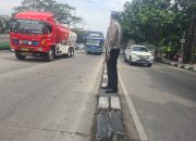 Antisipasi macet siang hari, jajaran Polsek Rancasari melakukan pengaturan arus lalin