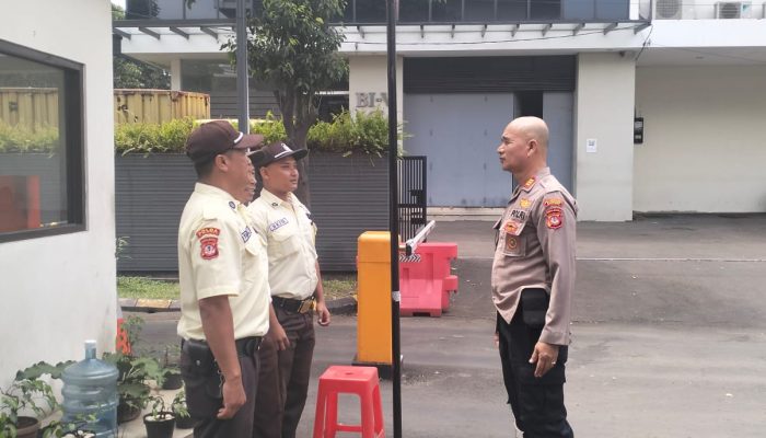 Kanit Binmas Polsek Bandung Kidul Melaksanakan Pembinaan dan penyuluhan terhadap petugas keamanan di Perumahan