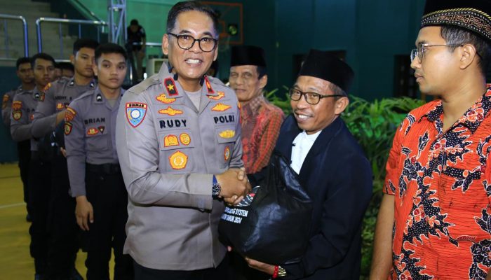 Bagikan Ribuan Paket Sembako, Ops NCS Polri Bawa Pesan Pilkada Damai di Jawa Timur