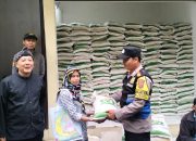 Bhabinkamtibmas Kelurahan Isola Polsek Sukasari Lakukan Giat Pengamanan Pembagian Beras Tahap III