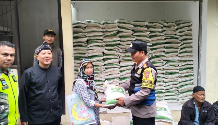 Bhabinkamtibmas Kelurahan Isola Polsek Sukasari Lakukan Giat Pengamanan Pembagian Beras Tahap III