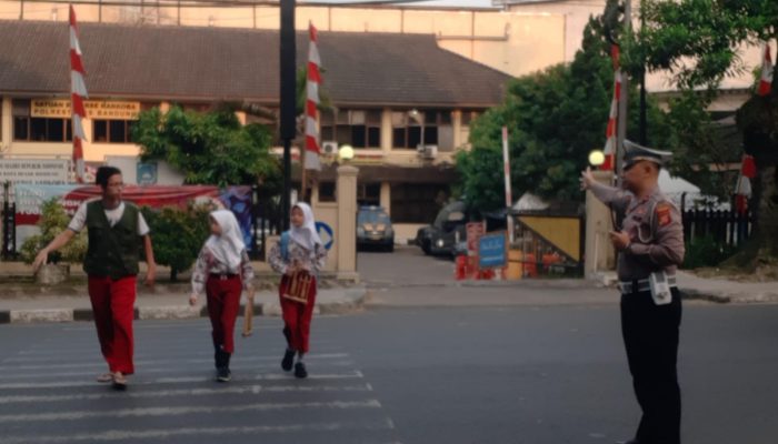 Jumat Pagi, Unit Lantas Polsek Sukajadi Polrestabes Bandung Laksanakan Gatur Pagi