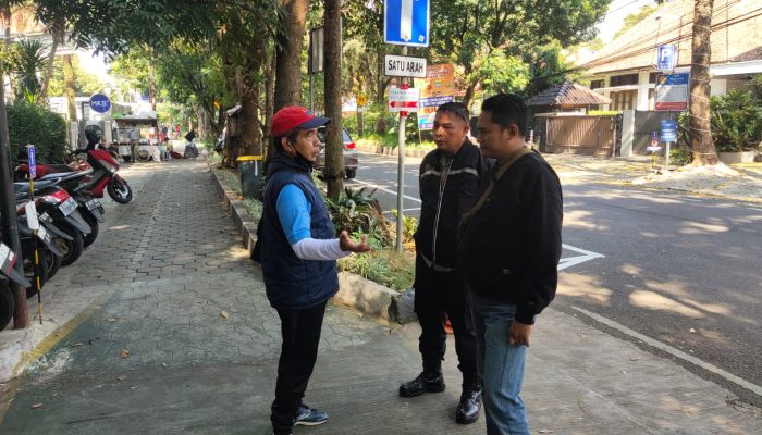 Kanit Binmas Polsek Bandung Wetan melakukan Door to Door System ke Warga di wilayah hukum Polsek Bandung Wetan