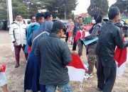 Anggota Polsek Malangbong Garut Bagi-bagi Bendera Merah Putih, Blusukan Hingga ke Pelosok Kampung