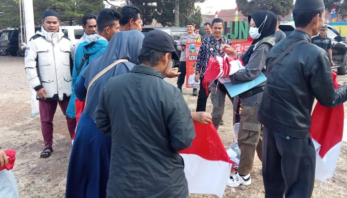 Anggota Polsek Malangbong Garut Bagi-bagi Bendera Merah Putih, Blusukan Hingga ke Pelosok Kampung