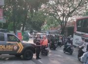 Antisipasi Kemacetan Siang Hari, QR Unit Samapta Polsek Antapani Lakukan Pengaturan