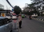 Personil Lalulintas Polsek Buah Batu Melaksanakan Yanmas Sore Hari Di Titik Kerawanan Kemacetan