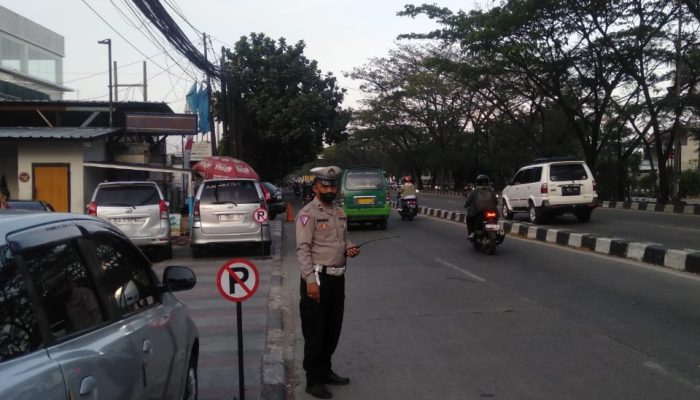 Personil Lalulintas Polsek Buah Batu Melaksanakan Yanmas Sore Hari Di Titik Kerawanan Kemacetan