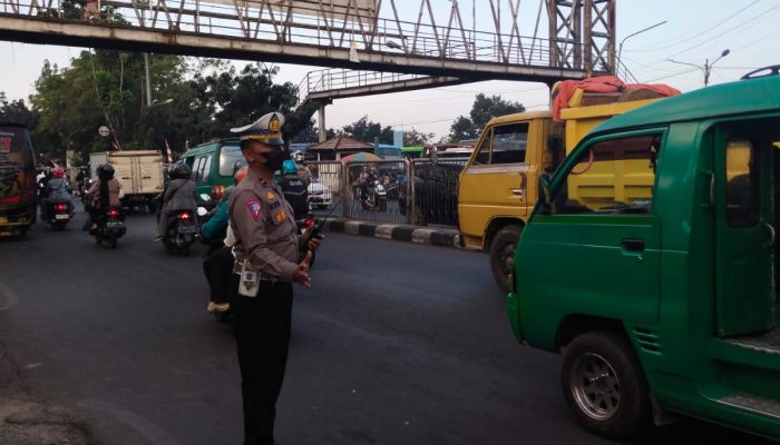 Antisipasi Kemacetan Sore Hari Personil Unit Lalulintas Polsek Cibeunying kidul Melaksanakan Pengamanan Jalur