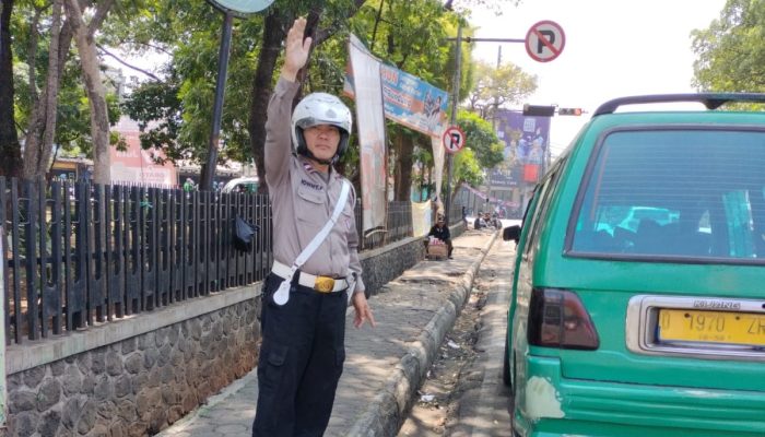 Jajaran Unit Lalulintas Polsek Cibeunying kidul Lakukan Giat Pengaturan Arus Lalulintas Siang Hari