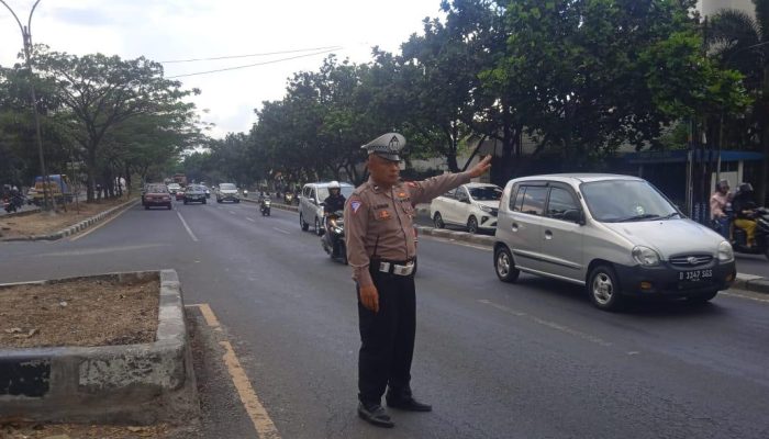 Untuk kelancaran lalulintas di pagi hari, anggota Polsek Rancasari laksanakan pengaturan lalin