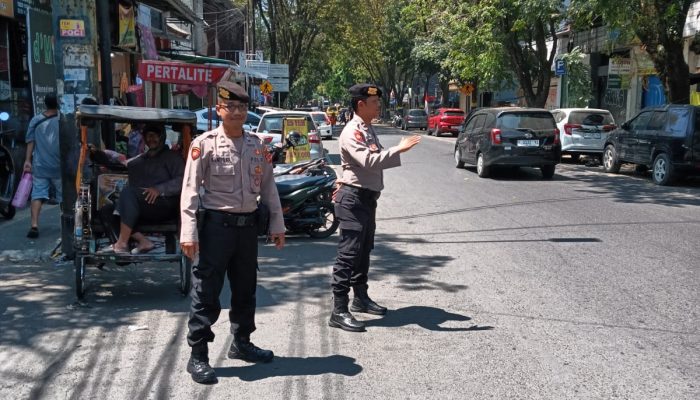 Personil Unit Samapta Polsek Astanaanyar Laksanakan Gatur Lalulintas Siang, Antisipasi Gangguan Kamseltibcarlantas