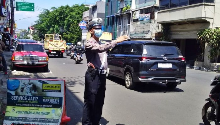 Cegah Macet dan Lakalantas, Unit Lantas Polsek Astanaanyar Gelar Kegiatan Penjgaan dan Pengaturan Lalulintas Siang