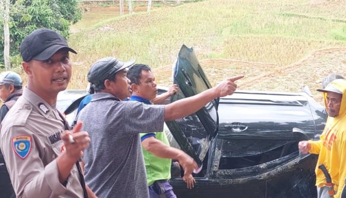 Polsek Banjarwangi Evakuasi Korban Laka Lantas Tunggal