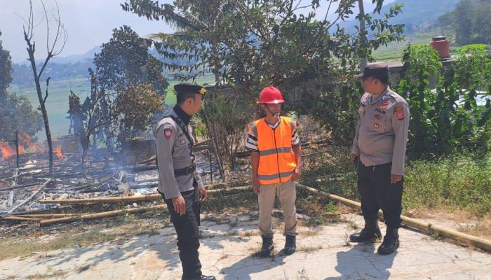 Polisi Cek TKP Kebakaran Rumah