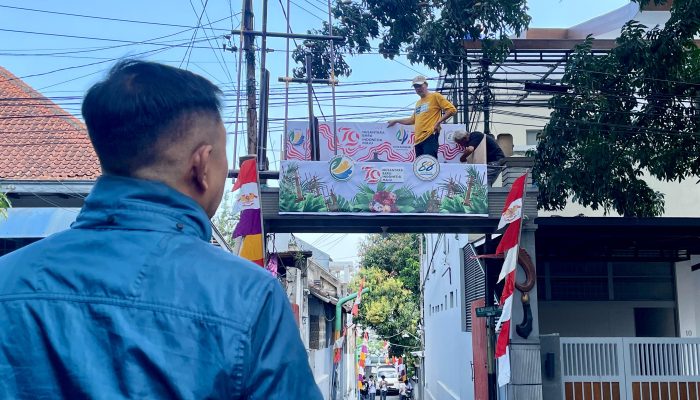 Warga Babakan Ciamis Kreatif Hiasan Gapura HUT RI dan HJKB