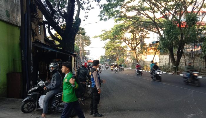 Yanmas Pagi Polsek Sukajadi Polrestabes Bandung, Jajaran Bhabinkamtibmas Amankan Siswa Yang Akan Ke Sekolah