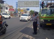 Antisipasi Kemacetan siang Personil Lantas Polsek Ujungberung Melaksanakan Pengaturan Arus Lalin