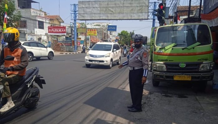 Antisipasi Kemacetan siang Personil Lantas Polsek Ujungberung Melaksanakan Pengaturan Arus Lalin