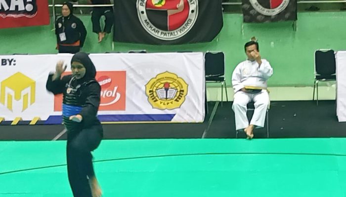 Siswi SMPN 43 Bandung Icha Rizkia Maulana, Raih Medali Emas Cabor Pencak Silat di Bandung Open 2024