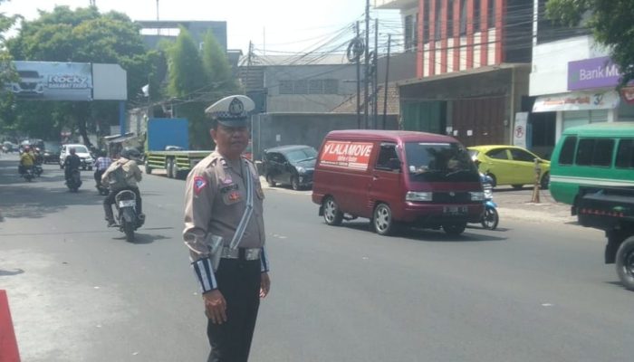 Antisipasi Kemacetan Siang Hari Personil Unit Lalulintas Polsek Cibeunying kidul Melaksanakan Pengamanan Jalur