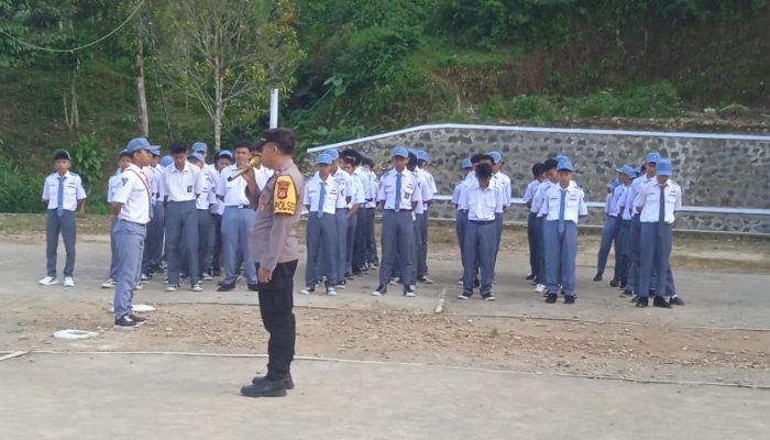 Polsek Cisewu Berikan Pembinaan Kepada Siswa Siswi SMKN 11 Garut