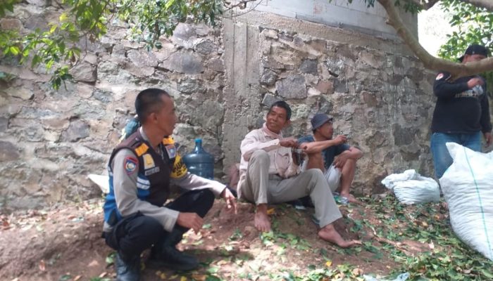 Bhabin Polsek Ujungberung giat Patroli dialogis dengan warga RW 08 Kel. Pasirwangi Kec. Ujungberung